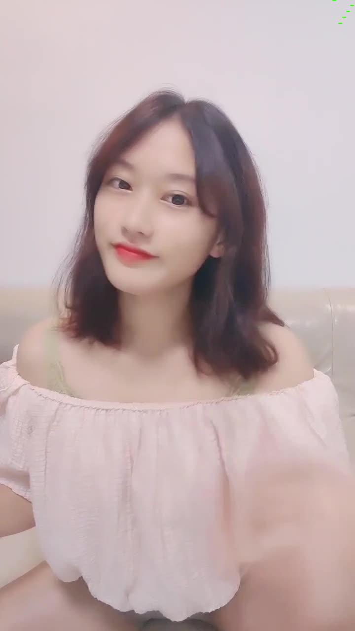 新来的清纯小妹露脸跟狼友发骚互动精彩小秀，刷礼物提要求，看奶子看逼逼掰开看特写，尿尿给狼友看不要错过封面图