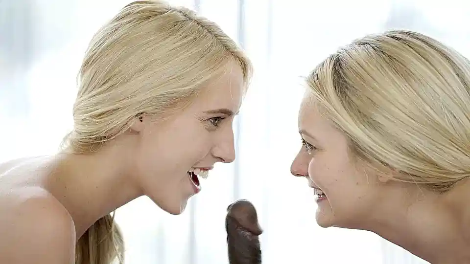 【欧美】看到闺蜜在舔硕大的鸡巴美女内心躁动也加入进去，争相吸吮把自己丰腴高挑的肉体展示，狠狠享受肉棒的抽插封面图