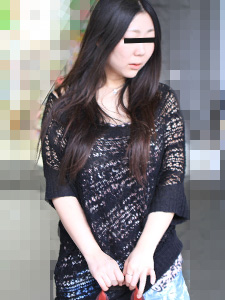 一个天然巨乳的入店行窃素人女孩全裸接受审讯！及川春菜封面图