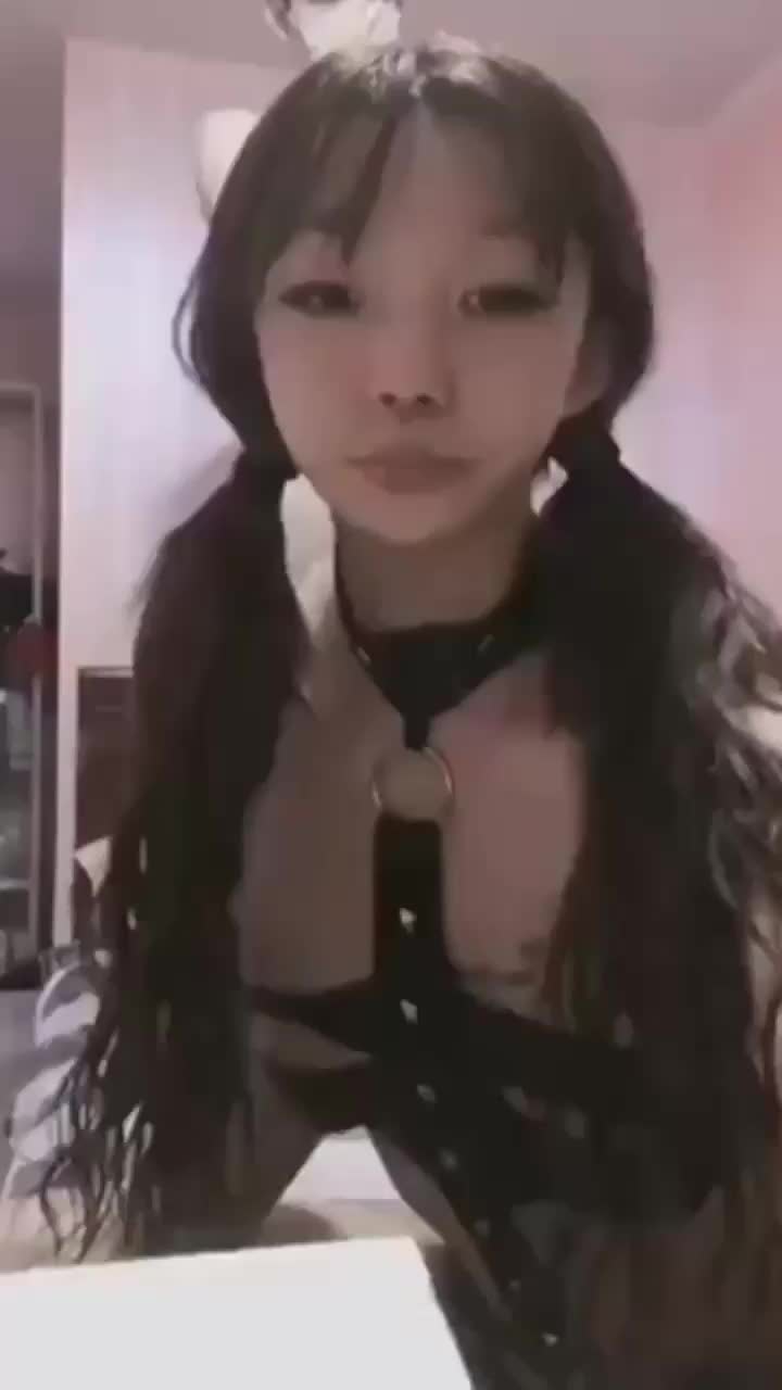 伪娘吃鸡啪啪 抹那东西就软掉 啊啊爸爸不要 爸爸出货了 在家约个小哥哥没几下就射了封面图