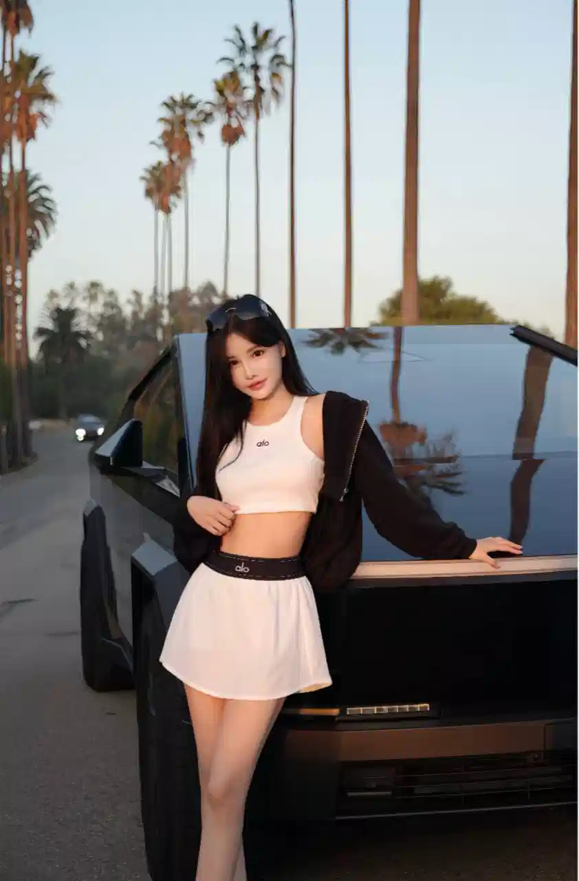 美国UCR女网红【Chanel】竟是河南小婊砸【龙湘】，妥妥是一个外表清纯实则下贱的反差婊呐！封面图