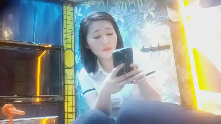 勾搭短发骚技师，带回酒店69互舔，后入丰满肥臀封面图