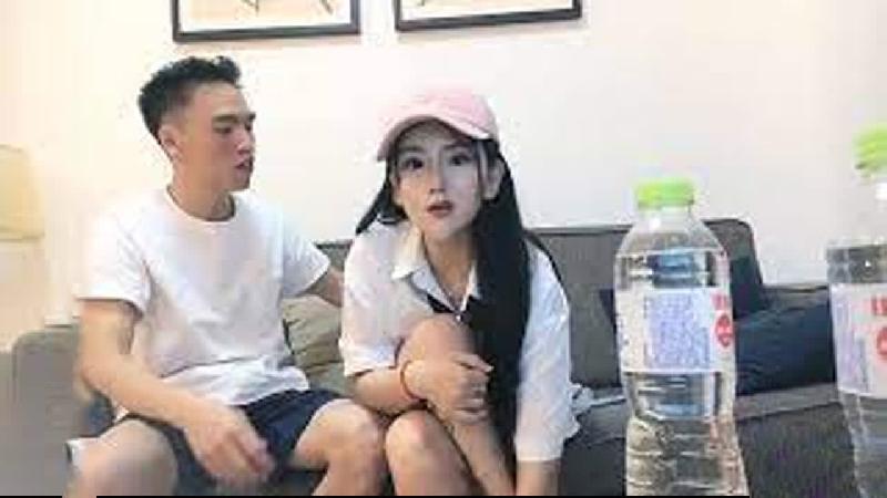 午夜尋花粉色鴨舌帽襯衣紋身妹子，舌吻自摸沙發上操特寫口交猛操呻吟封面图