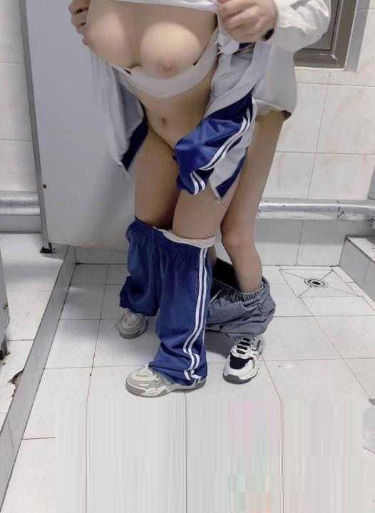 兄妹亂倫 女廁強勢操白虎表妹封面图