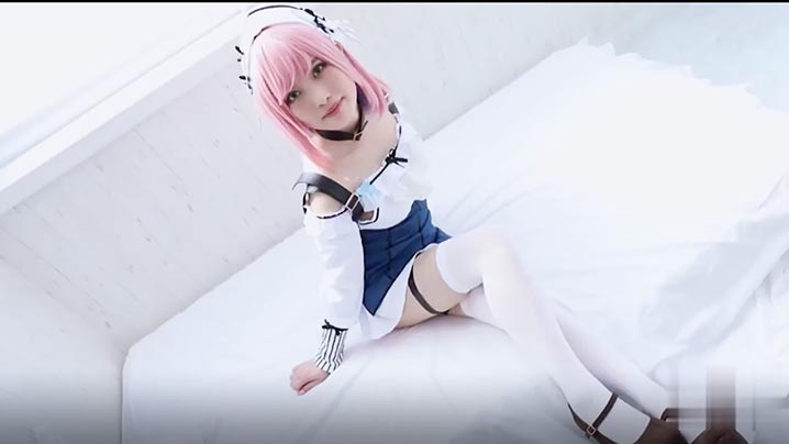 一个闷闷不乐的淫荡妹子她在拍摄期间一直很角质穿着英雄服装后在房里被男子爆操封面图