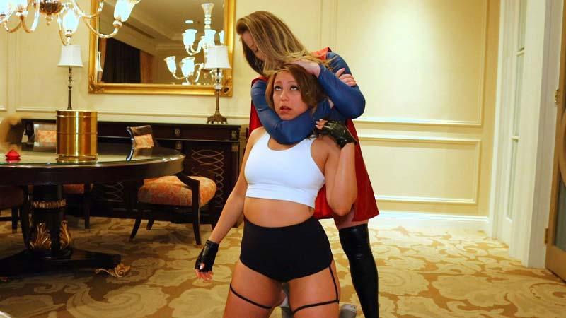 “Supergirl vs. Tomb Raider” Starring Emily Addison and Coco!封面图