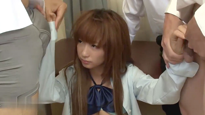 中文字幕身材苗条的小可爱被学长们一起围攻她的肉体高潮起来叫声还挺不错哦封面图