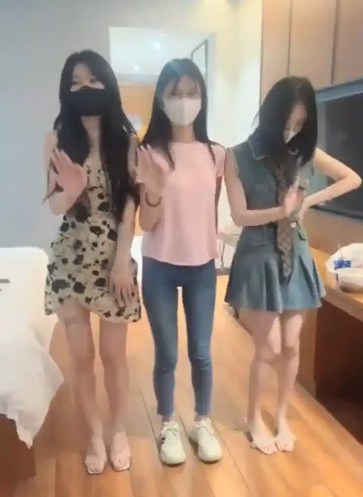 你们玩过4P吗？3女1男直播啪啪封面图