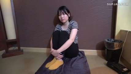 处女节开始一个完整的阴道射精镜头完全穿透处女膜到一个年长的巨大鸡巴封面图