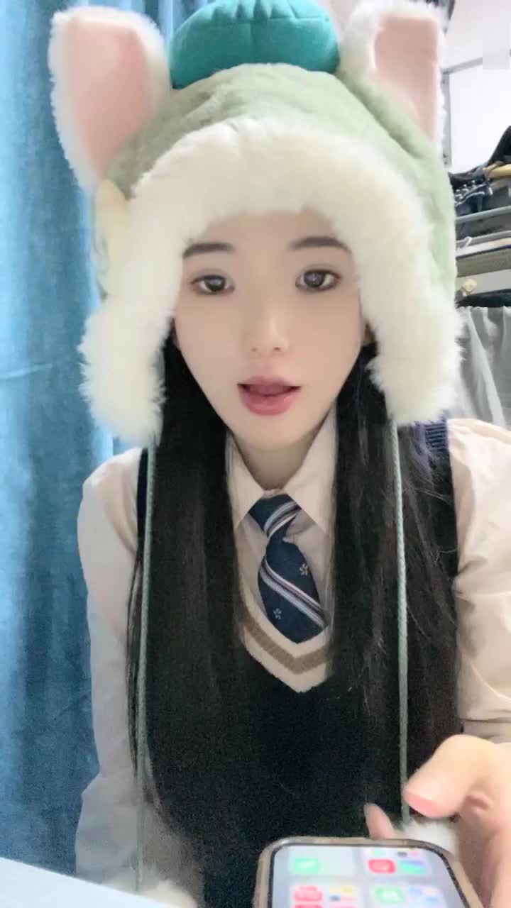 清纯系大二妹妹！9分颜值超甜美！难得一线天馒头B，白嫩巨乳揉捏，怼在镜头前揉穴，妹妹好想被人操封面图