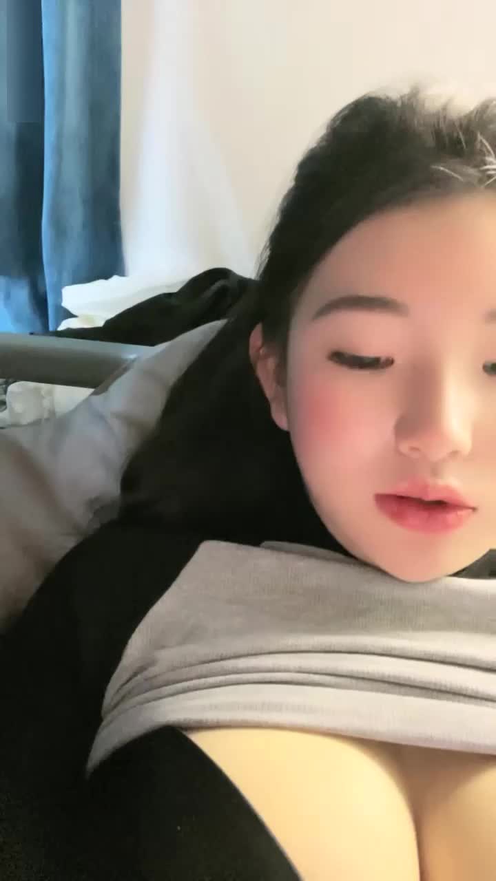 南京真实校花，【大二学妹】，教室课堂上露奶，宿舍偷拍舍友，绝品，馒头逼白虎，可以线下约，心动吗？封面图