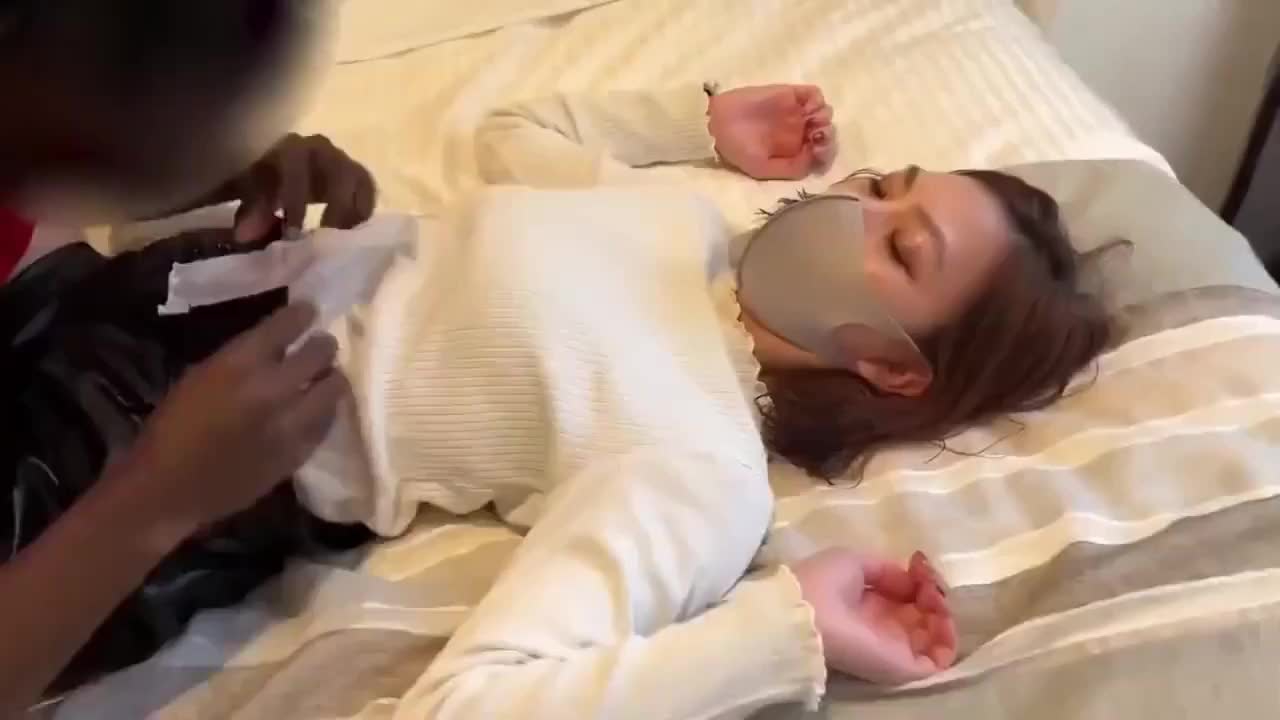 漂亮淫妻 老婆很辛苦找个黑人小哥哥犒劳一下 操逼姿势还挺多 两人都是满身大汗 逼都肿了 内射太深封面图