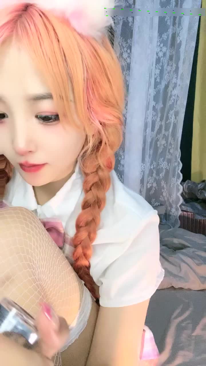 【超人气❤️少女】乔宝✨ 6.17最近很火的高颜值露出勾搭母狗学妹 边跟闺蜜通话边玩穴 阳具抽插滋滋淫水 潮吹狂喷汁液封面图