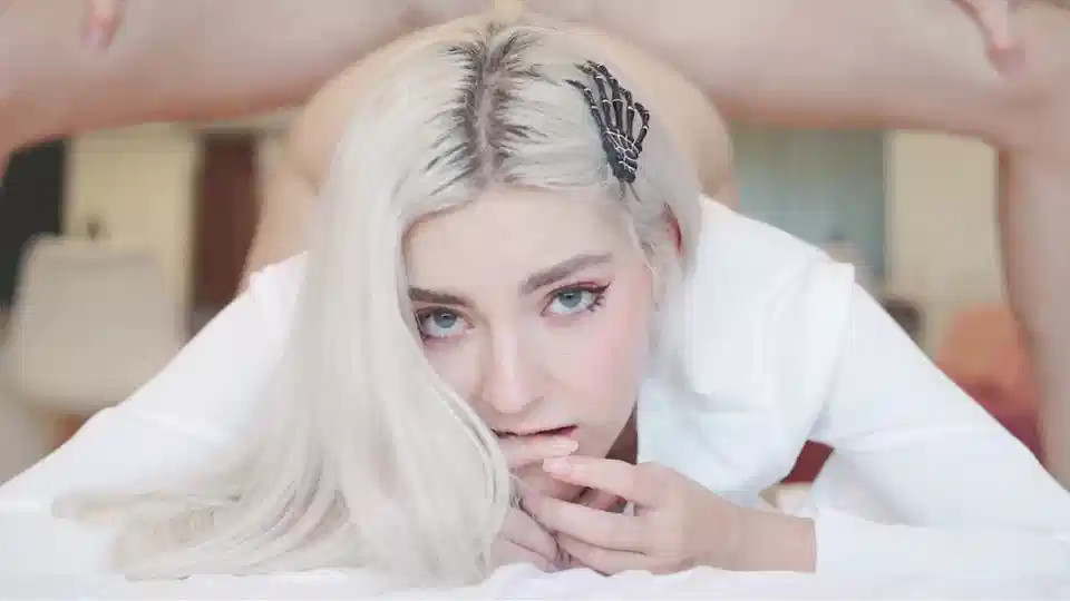 【欧美】雌小鬼接纳肉棒深入她的骚穴并且被精液填满封面图