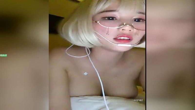 小姐姐平台大奶美女你好迷人收費秀找技師全裸按摩同時當著技師面自慰呻吟好多淫水封面图