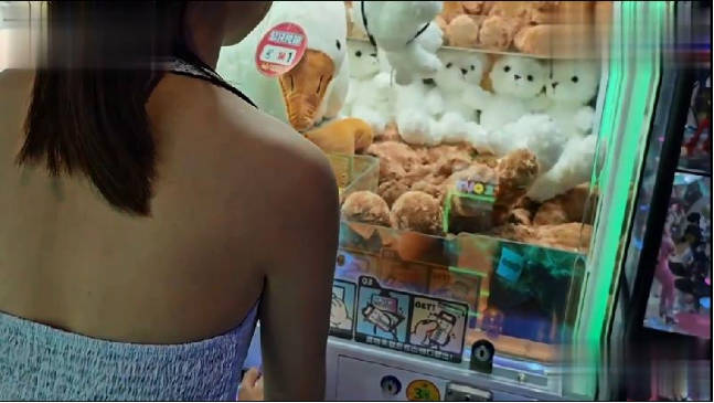 電玩城抓娃娃遊戲後回家沙發上激情後入封面图