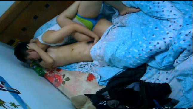 出租房上帝视角真实偷拍，百合情侣如何过性生活的，疯狂抠逼假小子自己的内裤都湿透了封面图