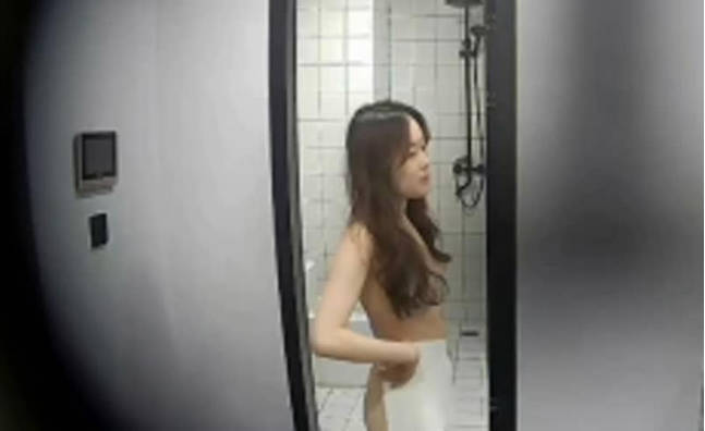 樂橙酒店攝像頭高清偷拍 顏值年輕情侶開房連續幹了幾炮 妹子中途給男友按摩提升戰鬥力封面图