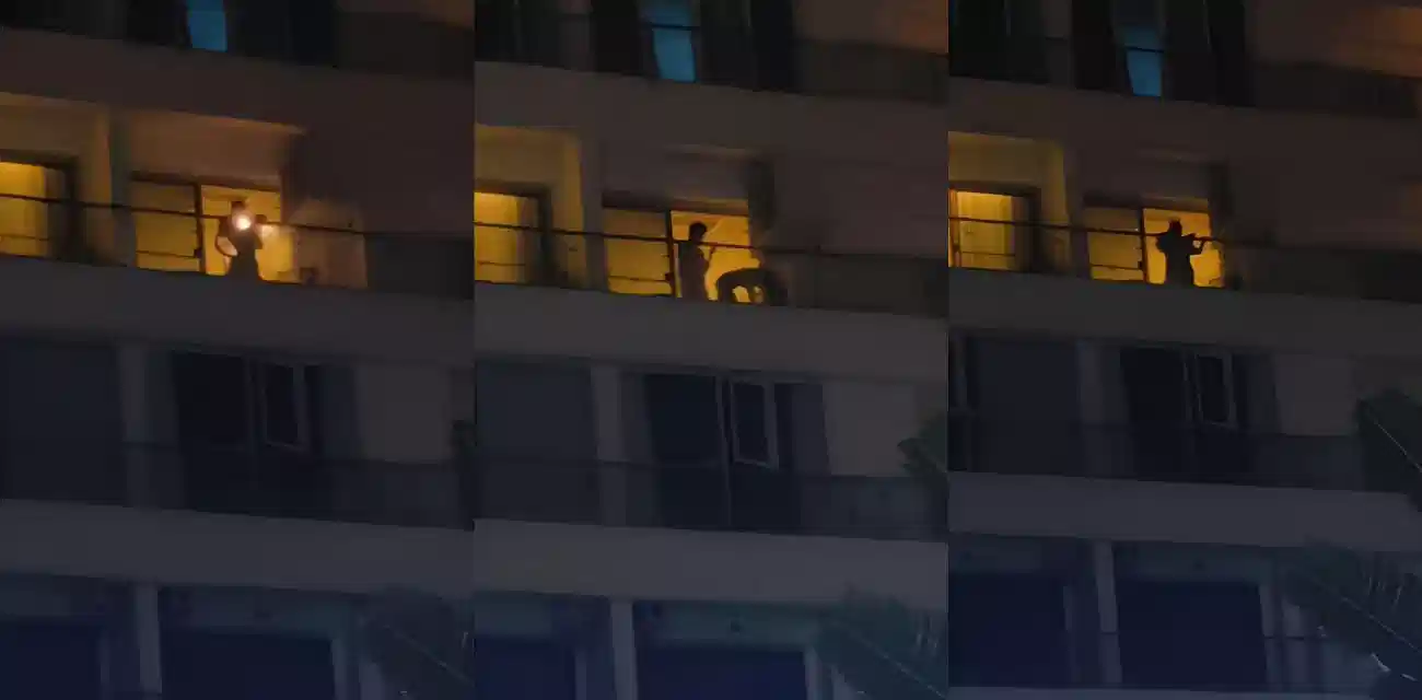 饥渴狗男女阳台偷欢为追求刺激打开手电筒引人观看，无比享受万众瞩目的感受封面图