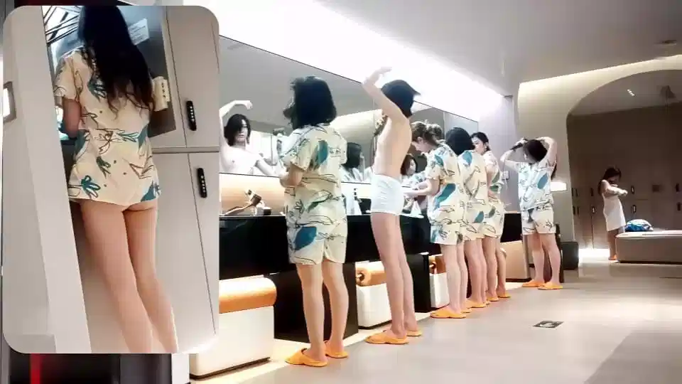洗浴中心内部员工偷拍-众多的小姐姐洗澡换衣服封面图