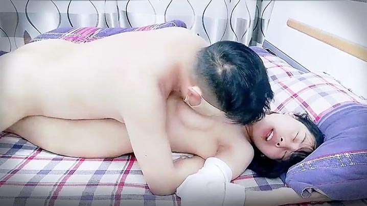 KU喂不饱的小少妇露脸镜头前发骚诱惑大哥，让大哥压在身下蹂躏，亲着小嘴揉着奶吃骚奶子，大鸡巴各种暴力抽插。封面图