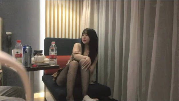 国产原创-良家豹纹小姐姐短裙黑色网袜喝喝酒玩玩游戏舔屌口交活很不错撕裆猛操叫的好骚封面图