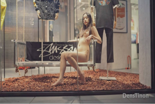 最新流出北京 天使捷哥裸體體購物順便客串一下展櫃模特封面图