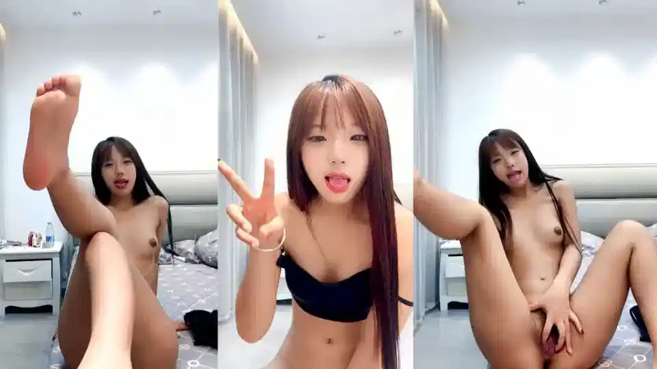 这姑娘好骚啊，跟狼友撩骚听指挥揉着奶子伸着舌头要舔狼友大鸡巴，掰开小逼给狼友看特写，淫声荡语不断刺激封面图