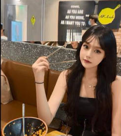 眼睛超水靈靈的小姐姐，蹲著含雞封面图