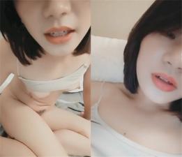 外貌白皙清纯骨子淫骚的大学美女封面图