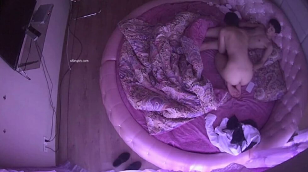 360摄像头家庭小旅馆情趣圆床偷拍站街女带了几个不同的嫖客回来嫖宿封面图