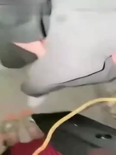 勾引高中处男骚母狗路边奶茶店勾引两个正在喝奶茶的高中生诱惑小处男带去酒店开苞两个小处男封面图