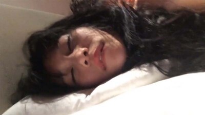 晚上加班吃宵夜灌倒平时很骚的女同事旅馆开房嘴里说不要下面迎合鸡巴不停抖动表情享受封面图