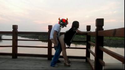 新婚夫妻的蜜月旅行按摩房、风景区和游泳池都是我们的性爱擂台封面图