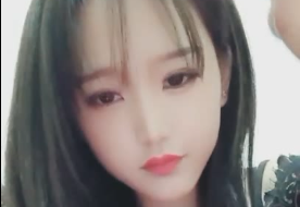 一边聊骚，一边脱衣服封面图