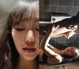 长发美女雪儿粉和男粉丝在网吧厕所约啪，爽到高潮但不敢叫出封面图