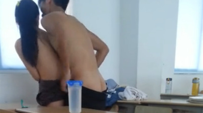 高中情侣放学后在教室偷偷做爱自拍1封面图