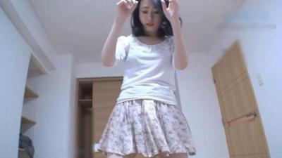 超漂亮性感的白嫩气质小少妇脱掉内裤在客厅地上被爆操内射封面图