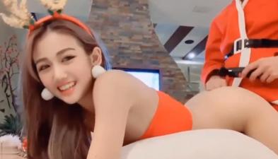 高颜值女神圣诞节收到礼物后被圣诞老人用鸡巴后入口爆射嘴里封面图