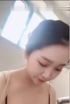 20岁的新娶超正嫩妻到外头晒晒奶回家穿丝袜帮我足交封面图