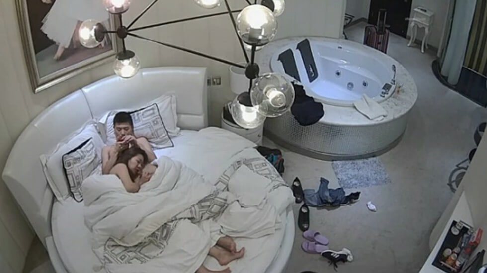 偷拍美女刚进门就迫不急待热吻上床啪啪封面图