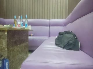 KTV包臀裙唱唱歌揉揉奶子 来感觉沙发上操起来的封面图