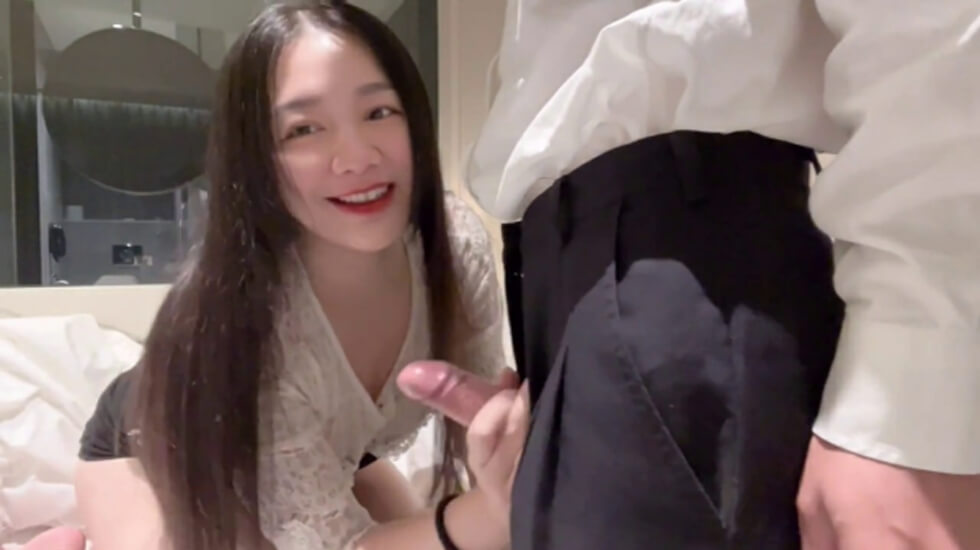 SWAG Daisybaby巨乳人妻OL跟男同事出差住旅館騷穴被操翻的封面图