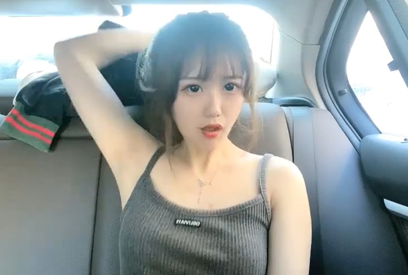 野外车震撒尿，粉嫩白虎小萝莉玩露出，皮肤白皙爱舔鸡巴，无套内射精液满满的。！封面图