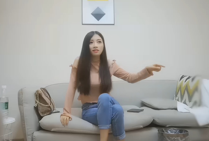 约了个牛仔裤妹子，近距离特写掰穴椅子上跪着猛操的。！封面图