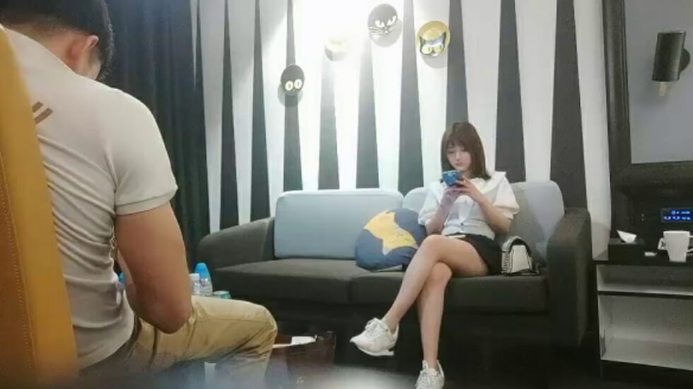 大师深夜场美腿文静妹子，深喉口交活不错，我假装被你强奸，抬起双腿猛操还疼要哭的封面图