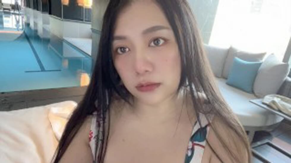 SWAGDaisybaby 泳池把到大奶正妹！帶回房間無套顏射的封面图