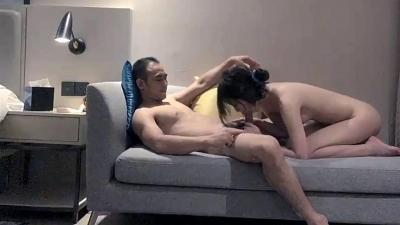 中年大叔约到年轻肤白嫩妹，温柔配合封面图