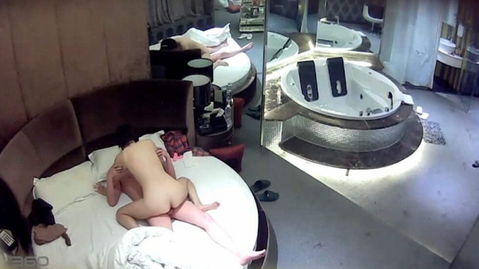 偷拍按摩浴缸房偷拍很久没做爱饥渴眼镜小哥封面图