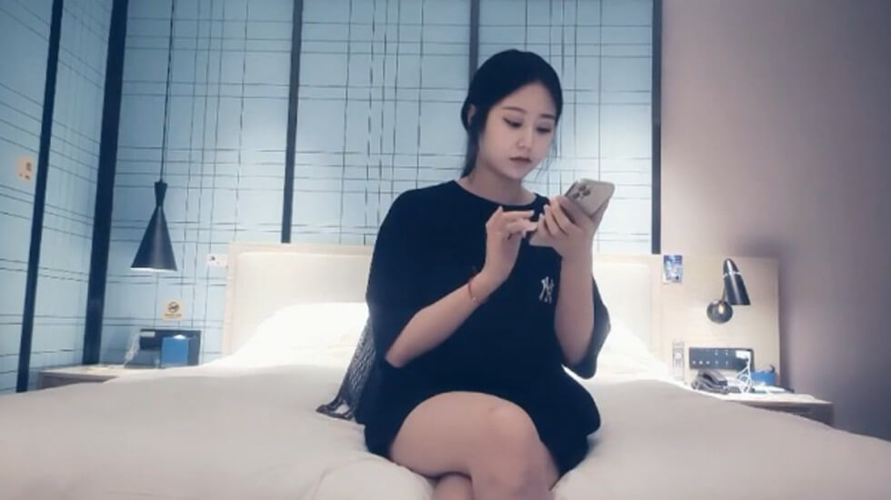 姐姐酒店援交被哥干的浪叫不断的封面图